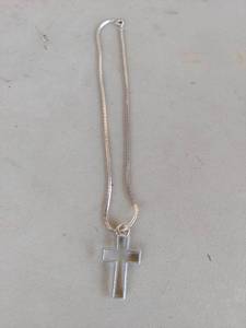lot 1868 image: Cross Pendant Necklace