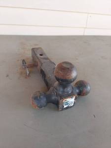 lot 1883 image: Slip-in Hitch with Triple Ball Connectors