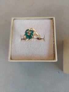 lot 1899 image: Ring with Green Stone Cluster