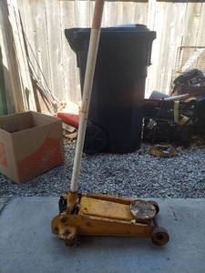 lot 2150 image: Floor Jack with Handle - Needs Oil