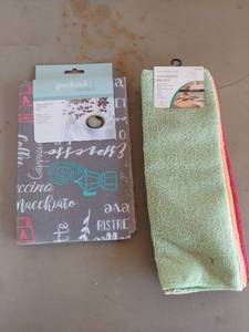 lot 2194 image: Kitchen Textiles Lot Absorbant Coffee Mat and Household Trends 4-Pack Microfiber Dish Cloths
