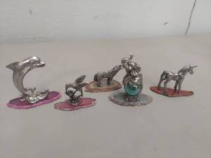 lot 1384 image: 5 Figurines on Polished Geode Bases
