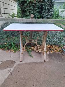 lot 1008 image: Table with Cast Iron Singer Sewing Machine Base and White Enameled Top
