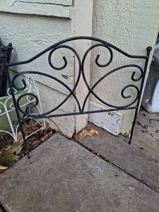 lot 1009 image: Black Wrought Iron Decorative Garden Fence Panel - 28 pieces