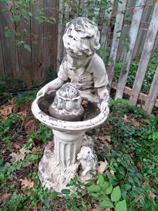 lot 1012 image: Garden Pedestal Statue Fountain