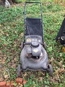 lot 1015 image: Yard Machines 21 Push Mower