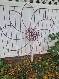 lot 1020 image: Metal Garden Flower Decor