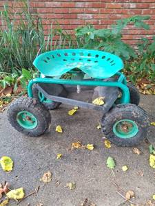 lot 1021 image: Garden Scooter Seat with Wheels