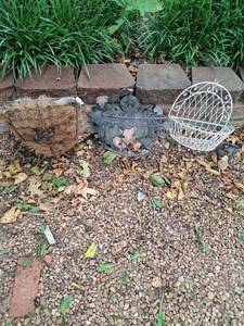 lot 1037 image: Garden Planters and Wall Baskets Lot - 3 Pieces