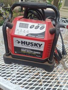 lot 1047 image: Husky 12 Volt Smart Battery Charger