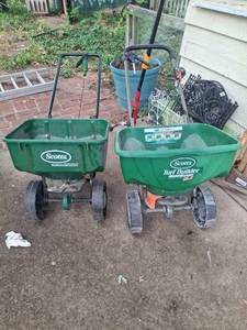 lot 1049 image: Scotts 2000 and Turf Builder EdgeGuard DLX Broadcast Spreaders
