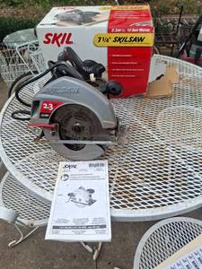 lot 1065 image: SKIL 7 14 Circular Saw 2.3 HP 12 Amp Motor