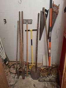 lot 1075 image: Long Handled Tools