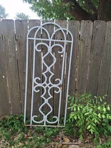 lot 1078 image: White Metal Garden Trellis Frame
