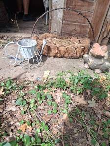 lot 1079 image: Garden Decor Lot - Metal Planter, Basket and Frog