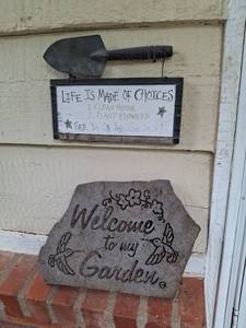lot 1087 image: Garden Decor - Welcome Stone and Sign