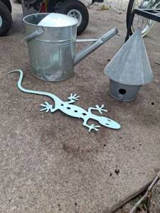 lot 1089 image: Watering Can, Birdhouse, and Lizard Decor