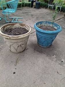lot 1097 image: 3 Decorative Planters