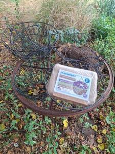 lot 1108 image: 6 Wire Hanging Baskets and a Liner