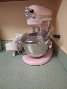 lot 1110 image: KitchenAid Professional 600 Stand Mixer - Pink
