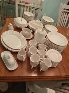 lot 1118 image: Poppy Trail by Metlox Dinnerware Set with Embossed Fruit Motif - Service for 12