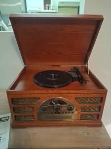 lot 1141 image: Crosley CR66 Rochester Turntable Record Player with Radio