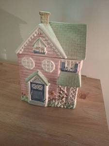 lot 1150 image: Pfaltzgraff Ceramic House Cookie Jar
