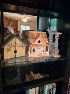 lot 1152 image: Lot of 2 Wooden Birdhouses and 2 Pedestals