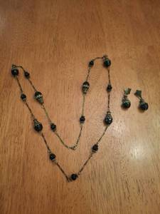 lot 1173 image: Black Bead Jewelry Set - Necklace and Earrings