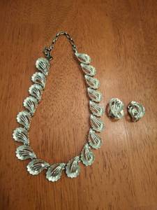lot 1176 image: Necklace and Earrings Set