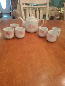 lot 1177 image: Tea Set with Teapot and 6 Cups - Pink Floral Design