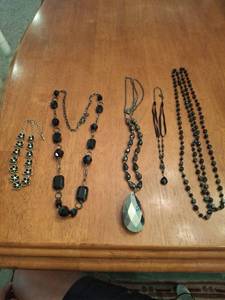 lot 1178 image: Lot of 5 Necklaces