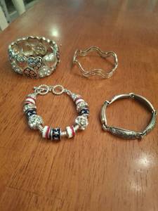lot 1182 image: Bracelet Lot - 4 Pieces