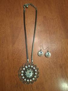 lot 1189 image: Crystal Pendant Necklace and Earring Set
