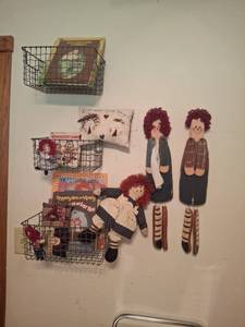 lot 1224 image: Raggedy Ann and Andy Collection - Books, Dolls, Pillows, Decorative Items