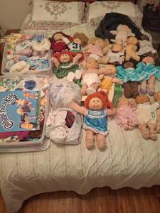 lot 1226 image: Cabbage Patch Kids Lot - Dolls with Clothing and Accessories