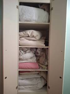 lot 1277 image: Lot of Bed Linens - Sheets, Blankets, Pillows