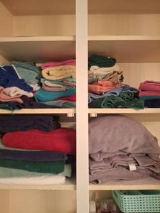 lot 1280 image: Lot of Assorted Towels