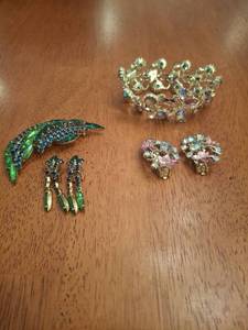 lot 1290 image: Rhinestone Brooch and Earring Set