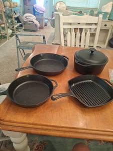 lot 1291 image: Lodge Cast Iron Cookware Set