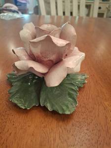 lot 1293 image: Capodimonte Porcelain Rose Figurine