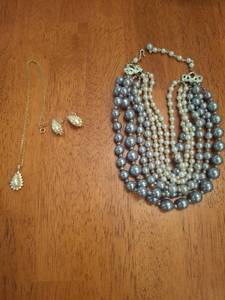 lot 1294 image: Pearl Jewelry Set