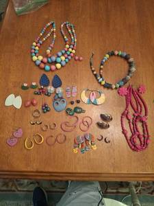 lot 1298 image: Fashion Jewelry Lot - Necklaces Bracelets Earrings