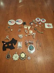 lot 1305 image: Costume Jewelry Lot - Brooches, Pins, Pendants