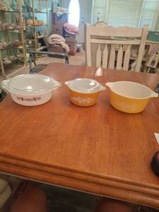 lot 1306 image: Casserole Dish Set - Pyrex and Fire King