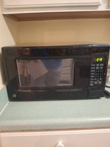 lot 1312 image: GE Countertop Microwave