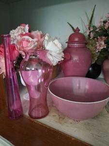 lot 1323 image: Mixed Home Decor Lot - Vases, Oil Lamp and Faux Flowers