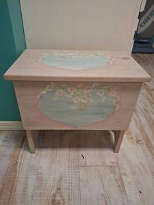 lot 1325 image: Wooden Storage Chest with Rags