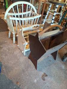 lot 1354 image: 3 Magazine Racks