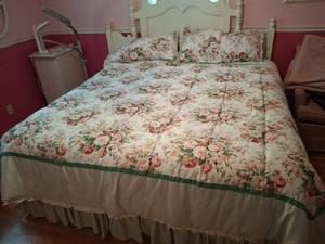 lot 4 image: American Living King Comforter and 2 Pillows